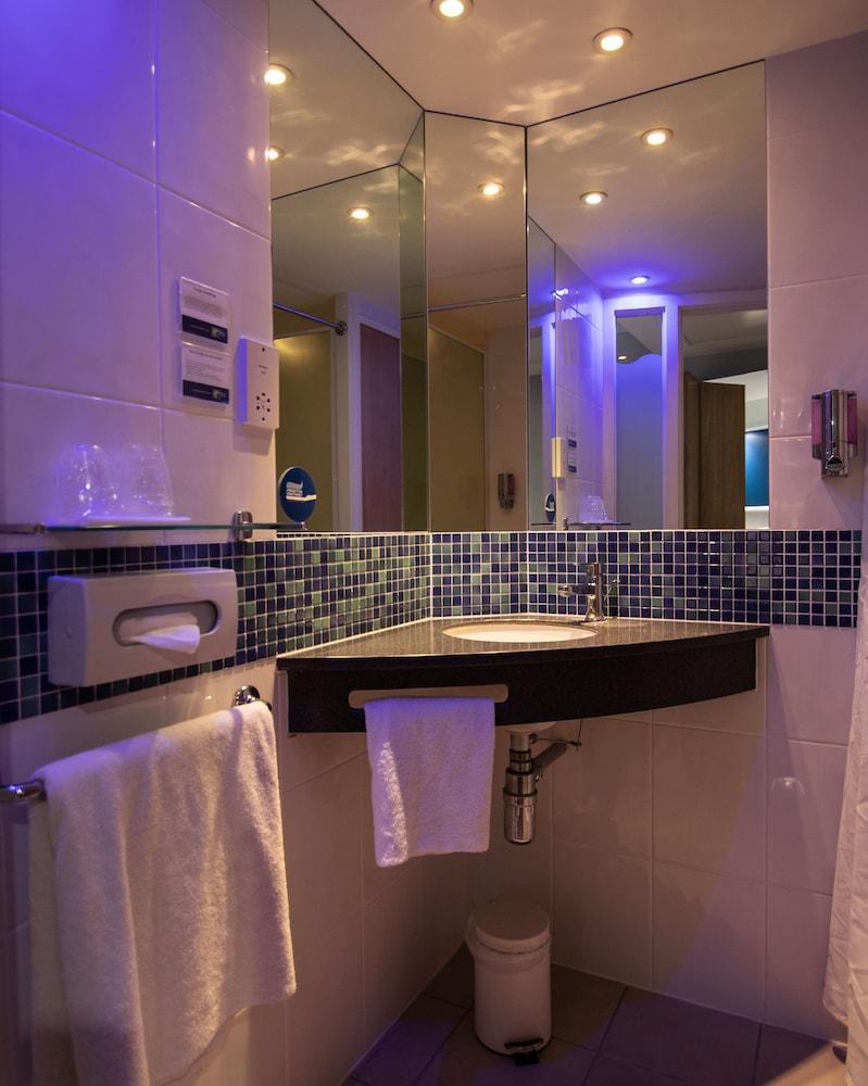 Express London Stansted Airport By Ihg 3*